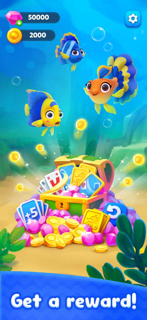 Fishdom Solitaire - Peces de dibujos animados coloridos nadando sobre un cofre del tesoro abierto lleno de cartas de juego y gemas bajo el agua.