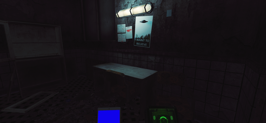 The Phenomenon - Una habitación oscura en The Phenomenon con un póster de ovnis y herramientas de investigación paranormal.