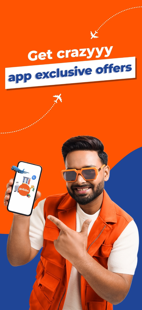 Ein lächelnder Mann mit orangefarbener Sonnenbrille und Weste, der ein Smartphone mit dem Goibibo-App-Logo und dem Text "Get crazyyy app exclusive offers" hält.