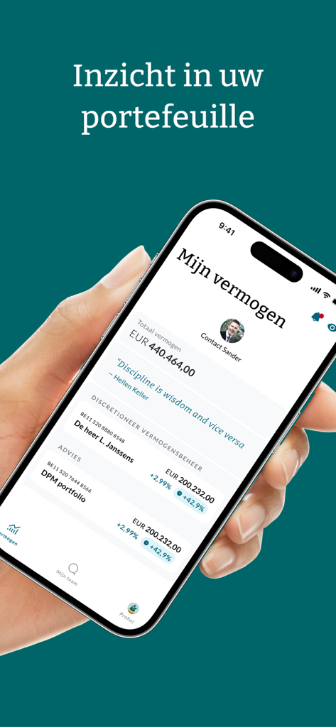 Pantalla de smartphone mostrando un resumen de cartera de banca privada con detalles de gestión de patrimonio y contacto de un asesor personal.
