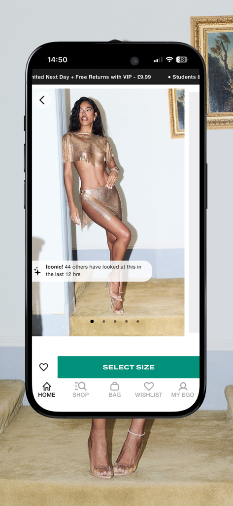 Schermata dello smartphone che mostra la pagina del prodotto dell'app EGO con una modella in un outfit dorato con frange.