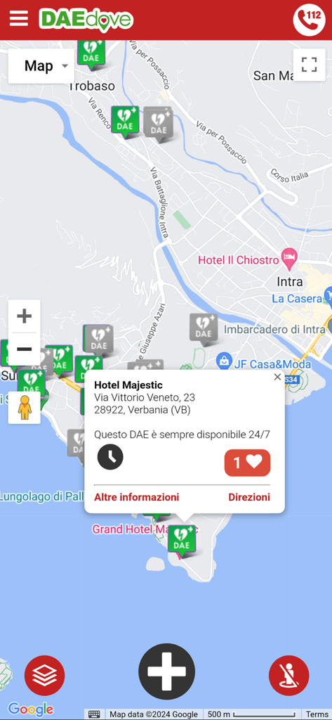 Vista mappa dell'app DAEdove che mostra le posizioni dei DAE e una scheda dettagliata per un defibrillatore presso l'Hotel Majestic