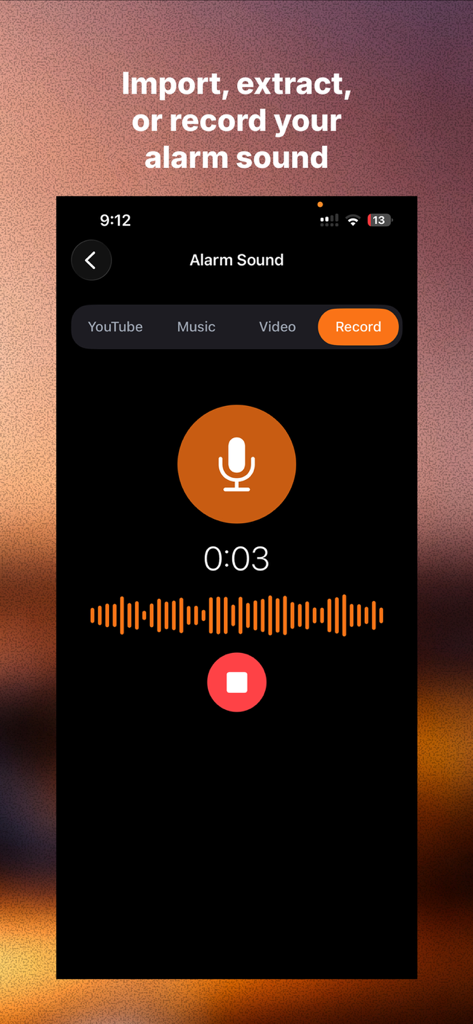 カスタムアラームサウンドを録音中のマイクアイコンと波形が表示されたモバイルアプリのインターフェース。