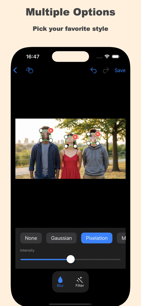 Interface do aplicativo Desfocar Rosto em Foto mostrando três pessoas com rostos pixelizados e várias opções de estilo de desfoque.