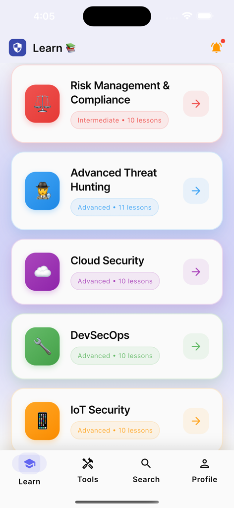 Bildschirm der Cybersicherheits-App mit Kursmodulen für Cloud-Sicherheit und Bedrohungsjagd
