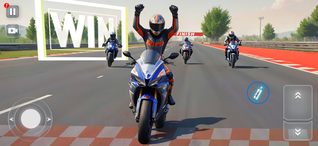 GT Bike Racing Motorcycle Game - Piloto de moto celebrando la victoria al cruzar la línea de meta