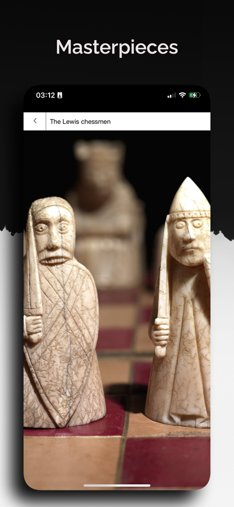 Primer plano de alta resolución del ajedrez de Lewis expuesto en la sección de obras maestras de la aplicación Guía del Museo Británico.