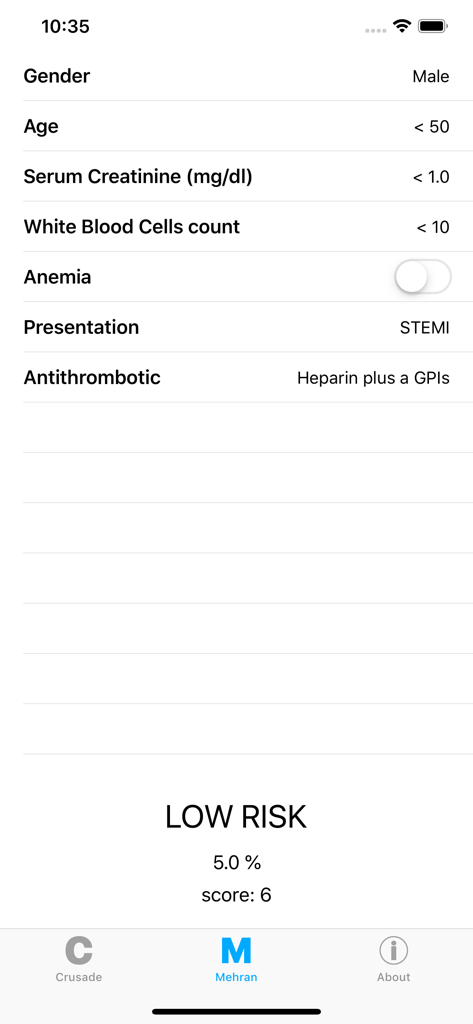 Interfaz de la calculadora de puntuación Mehran que muestra una evaluación de riesgo bajo del 5,0 por ciento para un paciente