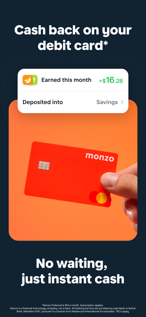 Tarjeta de débito Monzo y notificación de la aplicación que muestra las ganancias mensuales de cashback
