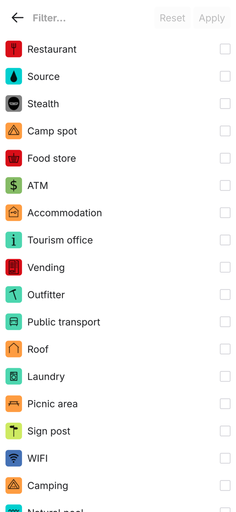 Menú de filtros en la aplicación de senderismo GR10 que muestra categorías como fuentes de agua, zonas de acampada y tiendas de alimentos.