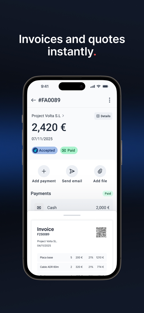 Aplicación móvil de Holded mostrando un resumen de factura empresarial con estado de aceptada y pagada.