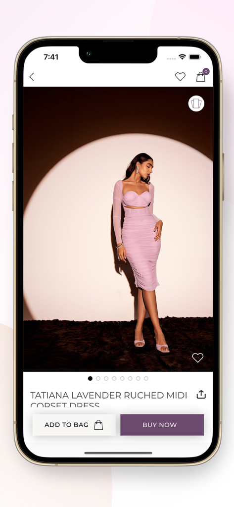 Modelo luciendo un vestido midi corsé fruncido color lavanda, modelo Tatiana, en la página de producto de la app móvil Lea Clothing Co.