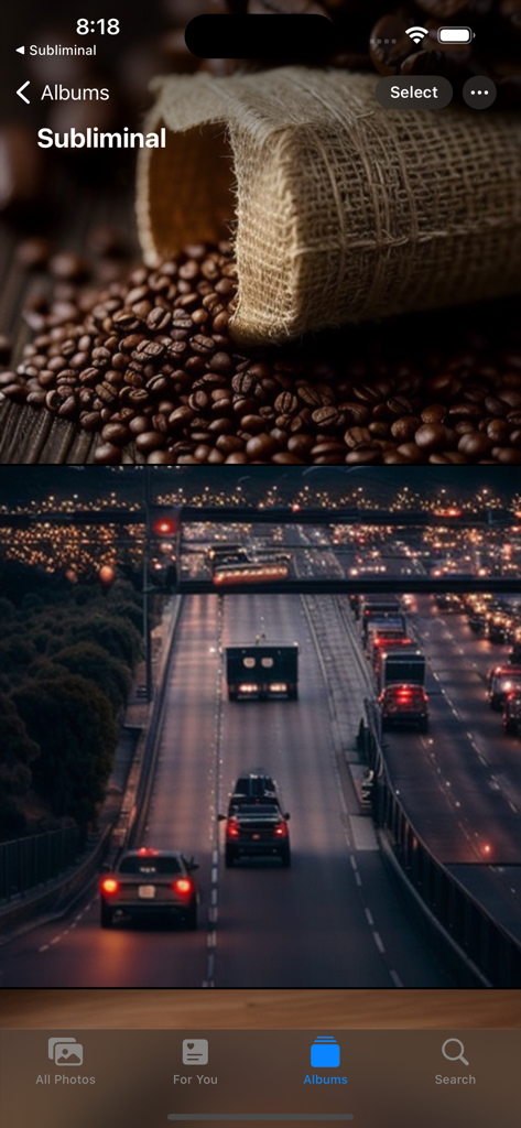 Interfaz de la aplicación de magia Subliminal que muestra un álbum de fotos con revelaciones de texto oculto en imágenes de granos de café y una autopista.