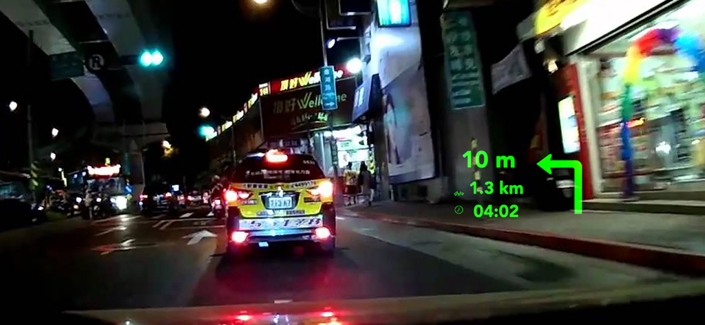 Interfaz HUD Nav proyectada en el parabrisas de un coche mostrando navegación giro a giro por la noche