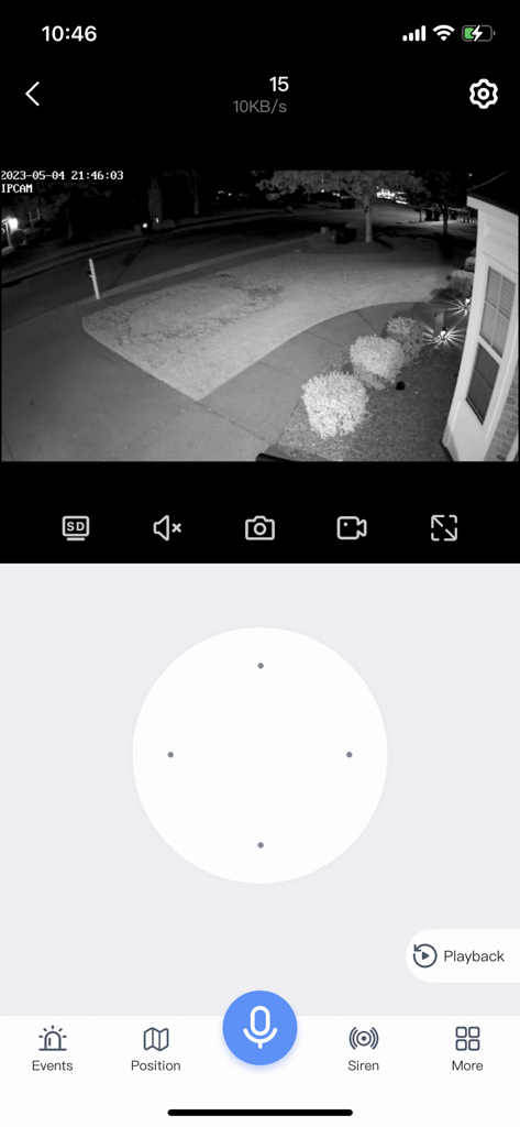 Interfaz de la aplicación ARCCTV mostrando una vista de cámara de seguridad con visión nocturna en blanco y negro del exterior de una casa con opciones de control remoto