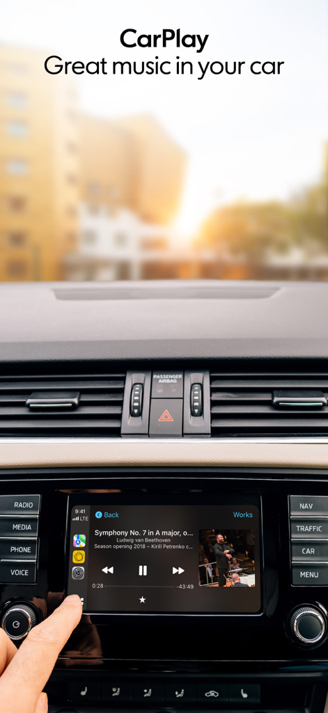 Berliner Philharmoniker - Die Berliner Philharmoniker App spielt Beethovens 7. Symphonie auf einem Autoradio über Apple CarPlay