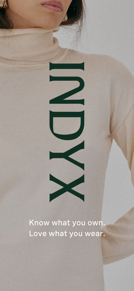Pantalla de inicio de la aplicación de armario y atuendos Indyx con una mujer con un jersey de cuello alto beige y el lema Conoce lo que tienes Ama lo que usas