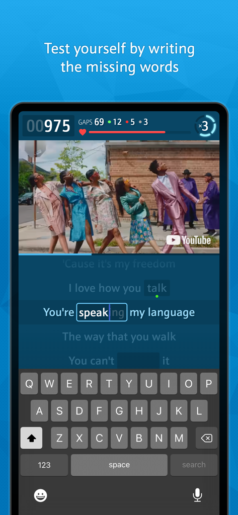 Pantalla de juego de LingoClip que muestra un video musical y un usuario escribiendo palabras faltantes en la letra