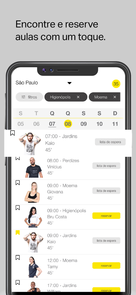 Pantalla de la aplicación Studio Velocity mostrando el horario de clases de ciclismo indoor con fotos de instructores y estado de reserva