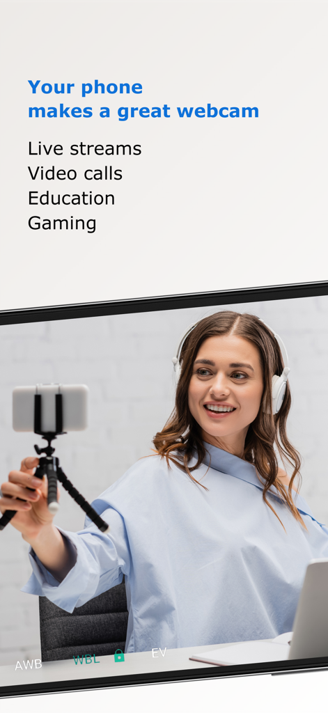 DroidCam Webcam & OBS Camera - ライブストリーム中にラップトップの高品質ウェブカメラとしてスマートフォンを使用している女性