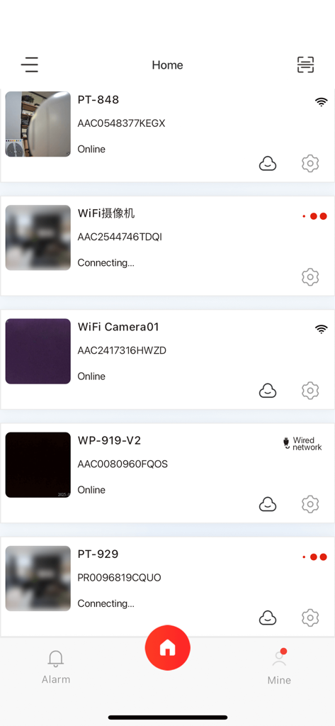 Pnv Pro - Pnv Proアプリのホーム画面にある接続済みセキュリティカメラのリスト。オンラインステータスとデバイス名が表示されます。
