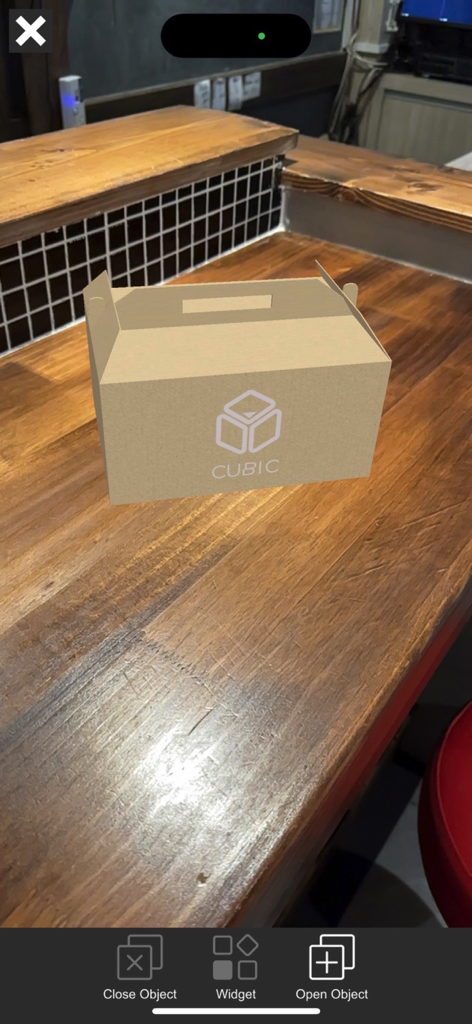 CUBIC PACKAGE DESIGN PLATFORM - Vista previa en RA de un diseño de caja de cartón sobre un mostrador de madera.