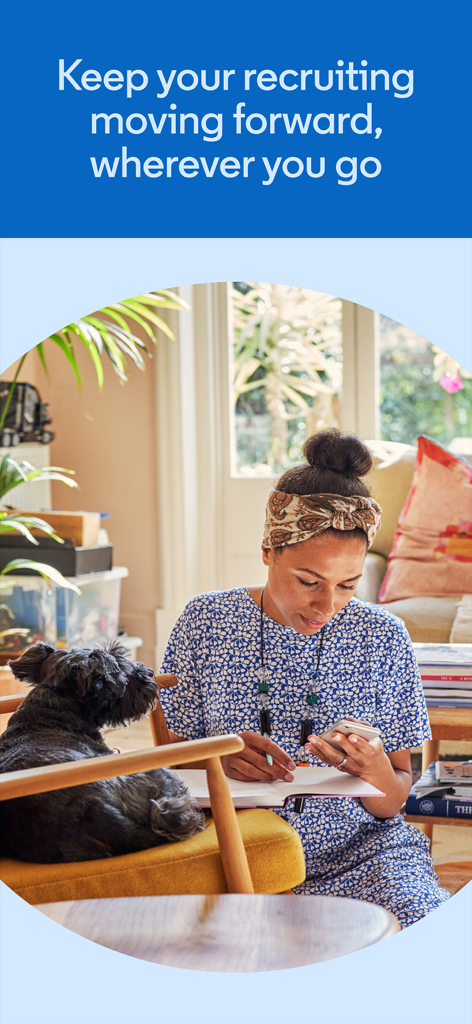 プロの採用担当者が、自宅で仕事をしている間にスマートフォンでLinkedIn Recruiterモバイルアプリを使用している様子。