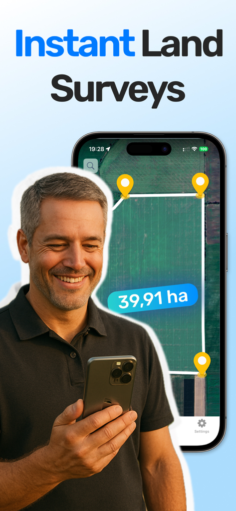 Land Field Area Measure GPS - Un hombre usando la aplicación LandLens en un smartphone para la topografía instantánea del terreno y la medición del área.
