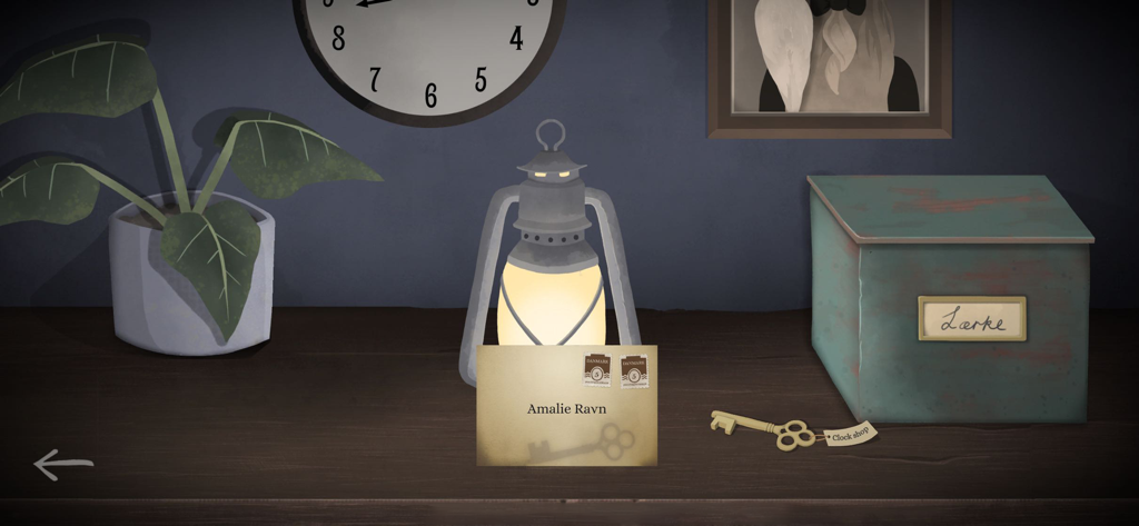 Tick Tock: A Tale for Two - Escrivaninha misteriosa com uma lanterna acesa, uma carta endereçada a Amalie Ravn e uma chave para uma loja de relógios.