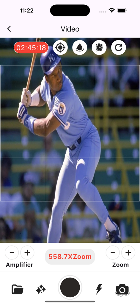 Ultra Zoom Camera 1000x - Ultra Zoom Kamera App-Oberfläche mit 558-facher Zoomvergrößerung auf einem Baseballspieler