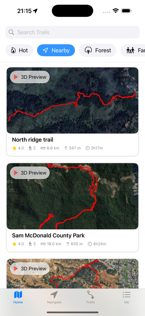 Hikely - Hike, Bike, Run - Pantalla principal de la aplicación Hikely que muestra una lista de rutas de senderismo con vistas previas de mapas satelitales y estadísticas de la ruta