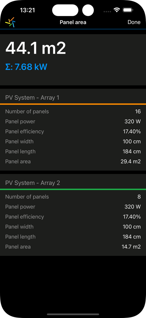 Pantalla de especificaciones técnicas que muestra el área del panel y la potencia total de salida para dos arreglos solares fotovoltaicos