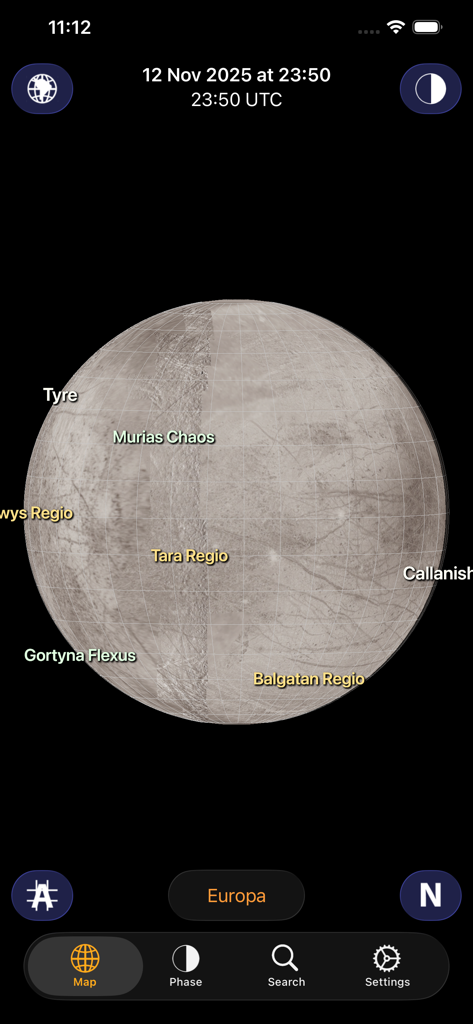 Jupiter Atlas - Un globo 3D de la luna Europa mostrando características de superficie con nombre como Tara Regio y Murias Chaos en la aplicación Atlas de Júpiter