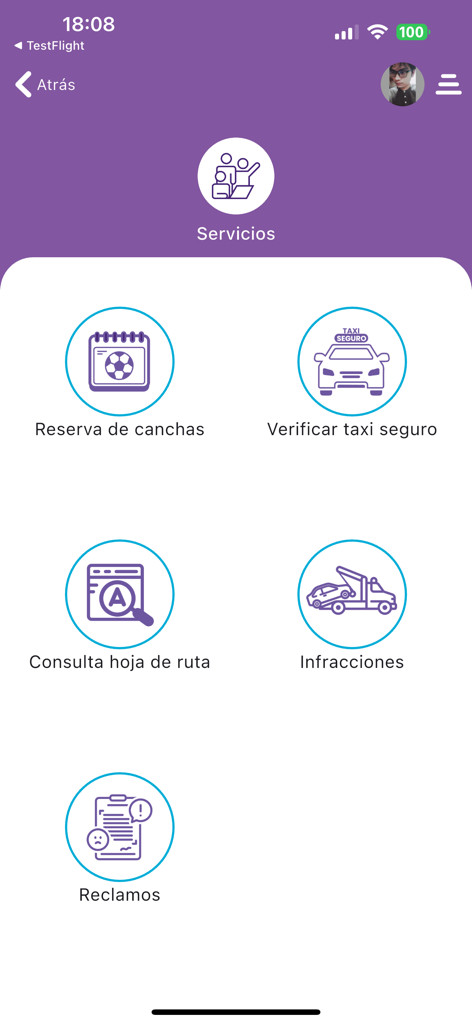Interfaz de la aplicación Innova Cochabamba que muestra íconos de servicios para reservas de juzgado, verificación de taxis y quejas municipales.