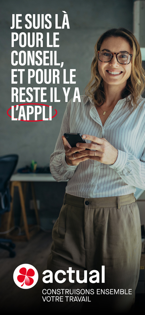 Una donna sorride tenendo in mano uno smartphone per l'app di ricerca lavoro Actual