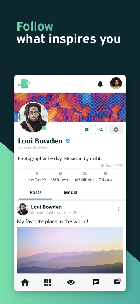 Uma página de perfil no aplicativo de rede social BlackPlanet apresentando uma biografia do usuário, contagem de seguidores e uma postagem de foto de uma paisagem montanhosa.