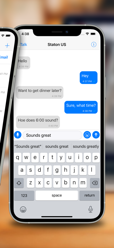Tela de chat do aplicativo TalkKing mostrando uma conversa por mensagem de texto e um teclado aberto.