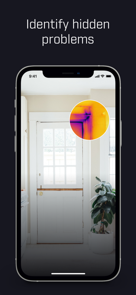 Interfaz de la aplicación móvil FLIR ONE que muestra un escaneo térmico del marco de una puerta para identificar problemas de aislamiento ocultos.