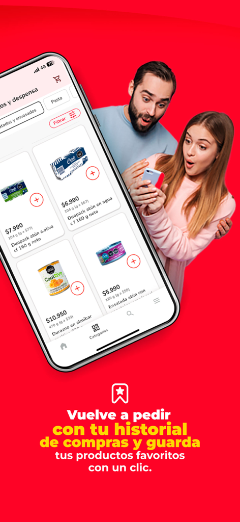 Tiendas D1 App - Ein Paar betrachtet den Tiendas D1 App-Bildschirm mit Produkten und Preisen für Lebensmittel