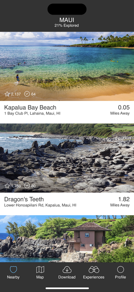 마우이의 근처 경치 좋은 사진 촬영 명소와 해변을 보여주는 모바일 앱 인터페이스