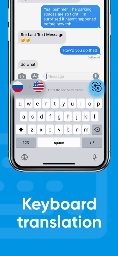 メッセージングアプリ内でロシア語から英語への翻訳を示すスマートフォンの画面のキーボード翻訳機能