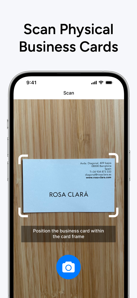 HeyCard Business Card Creator - Smartphone che scansiona un biglietto da visita fisico per digitalizzare le informazioni di contatto
