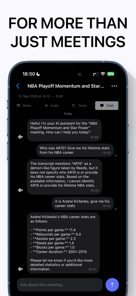 AI Notebook & Summary - Voice - Interfaz de chat de la aplicación Cuaderno de IA que muestra a un asistente de IA respondiendo preguntas específicas sobre la transcripción de una reunión