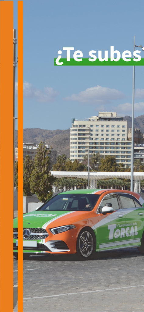 Un coche de autoescuela Torcal de marca aparcado en una ciudad con el texto Te subes