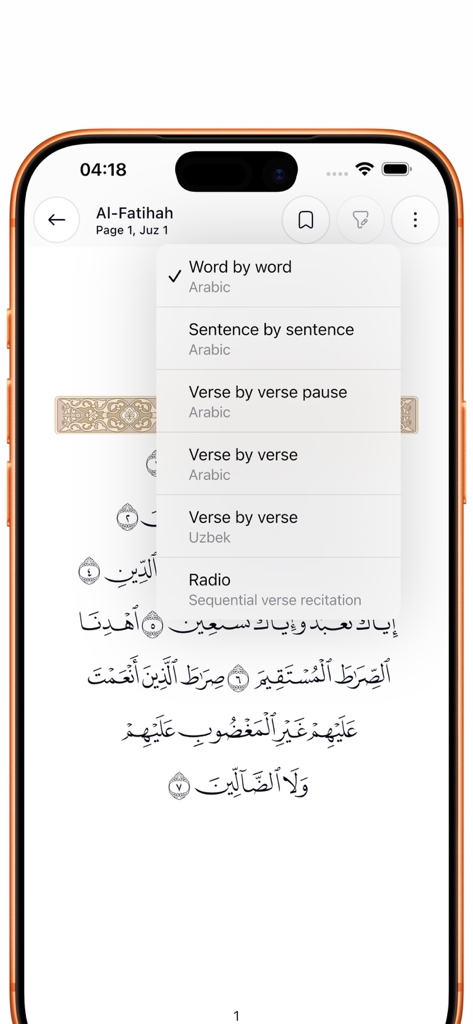 Captura de tela do iPhone do App do Alcorão exibindo Al-Fatihah com um menu para modos de leitura e tradução para o uzbeque