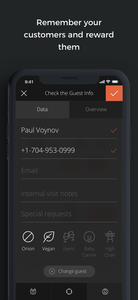 Hostme App-Oberfläche mit Details zum Gästeprofil, einschließlich Name, Telefonnummer und diätetischen Markierungen wie vegan und Kinderwagen.