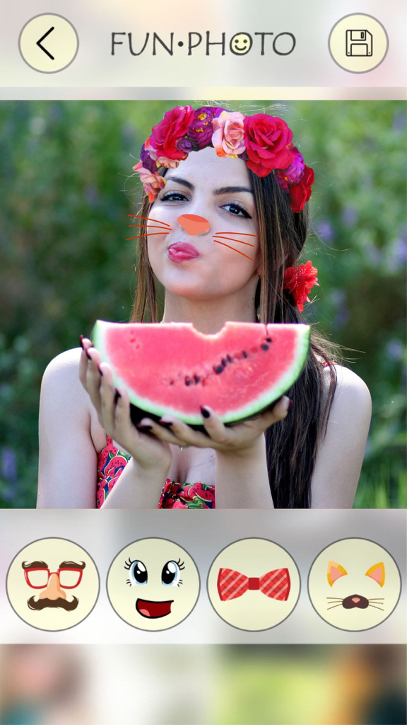 Face Changer - Masks, Effects, Crazy Swap Stickers - Una mujer joven usando una corona de flores y un filtro de gato en la aplicación Face Changer mientras sostiene una rebanada de sandía.