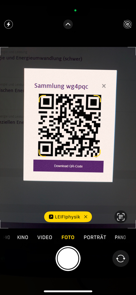 LEIFIphysik - Câmera de smartphone escaneando um código QR para acessar uma coleção de física dentro do aplicativo LEIFIphysik.