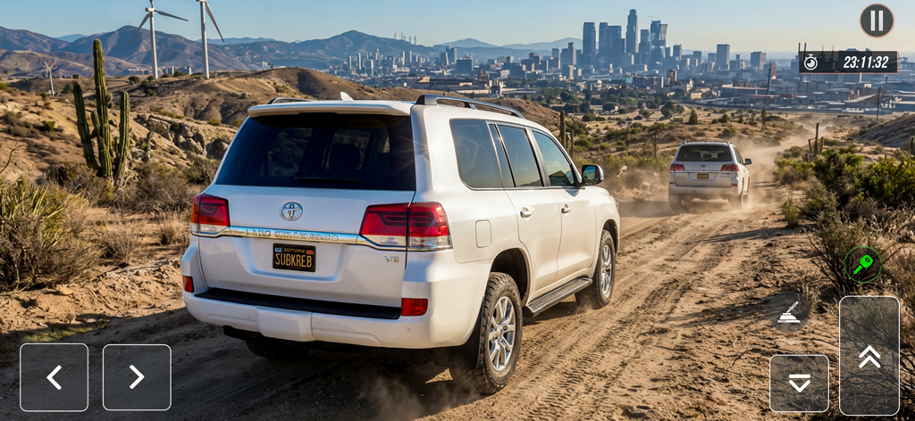 Crazy Jeep Drive Offroad Games - Un SUV blanco conduciendo por un sendero de tierra en un paisaje desértico con un fondo de horizonte urbano