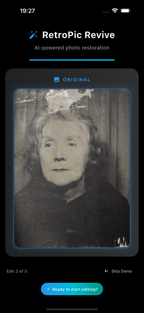 RetroRevive Restore old photos - Écran de l'application RetroRevive montrant un portrait de famille vintage endommagé original prêt pour la restauration par IA.